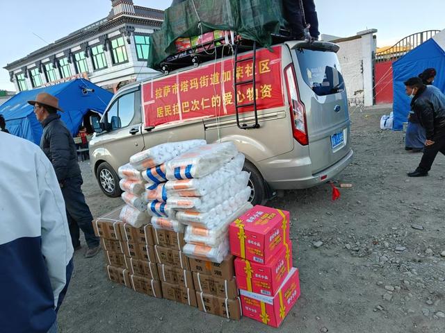 定日震后第二天：救援队从废墟中救出牧民“生计”灾民自发互助搬物资搭帐篷(图1)