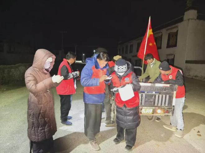 在震中周边的拉孜等来那顶帐篷(图10)