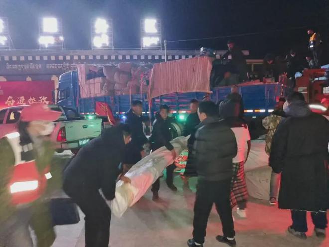在震中周边的拉孜等来那顶帐篷(图3)
