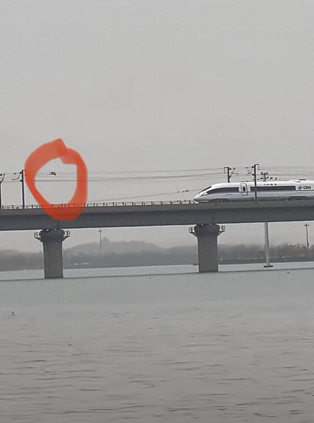 又见风筝挂接触网逼停高铁 铁路沿线安全环境如何维护？｜封面深镜(图1)