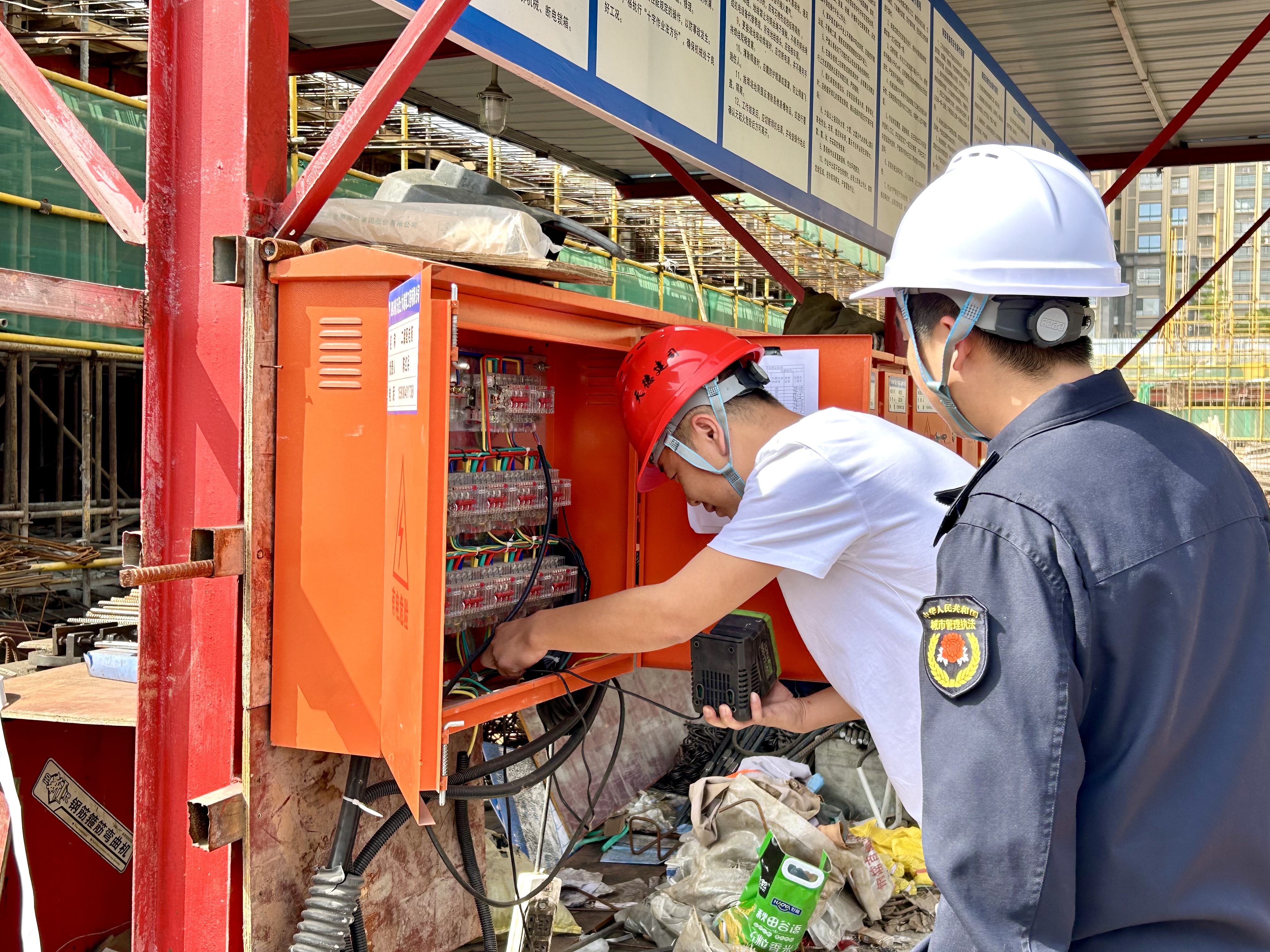 四川遂宁安居区：城市管理“百日攻坚”行动见成效 东城二期工地展新颜(图2)