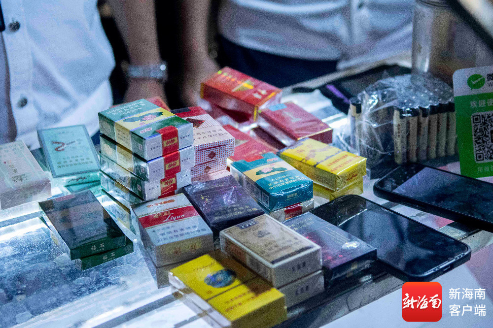 lehu国际乐虎官网烟贩见有检查抬起柜子就跑海口多部门深夜开展假烟“回头看”整治行动天天315(图2)
